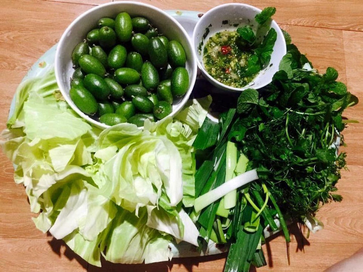 Đầu tiên, người ta sẽ hái những trái nhót xanh to bằng đầu đũa về, sau đó làm sạch lớp vỏ ngoài. Thường họ sẽ cho vào túi lưới vò nhẹ qua, cho lớp bụi bám trên vỏ quả bay ra ngoài, sau đó lại rửa sạch và để ráo nước. Khi người khác đang chuẩn bị nhót, sẽ có những người chuẩn bị rau sống.