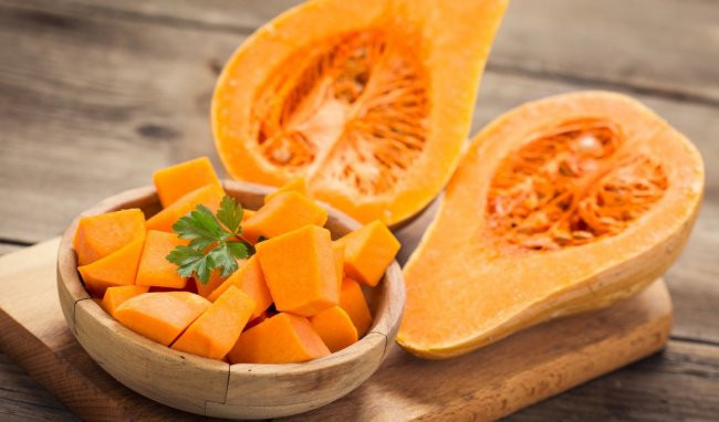Bí ngô: Giàu vitamin A, giúp hỗ trợ sự phát triển tiểu cầu và điều chỉnh các protein được sản xuất bởi các tế bào cơ thể. Một nửa ly nước ép bí ngô tươi với một thìa mật ong có thể giúp tăng lượng tiểu cầu. Để phát huy hiệu quả bạn nên uống ít nhất 2-3 ly mỗi ngày. Điều này sẽ giúp bệnh nhân sốt xuất huyết mau khỏi bệnh. Ngoài ra, bí ngô còn có thể dùng để nấu súp/canh để ăn trong bữa chính cho người bệnh.