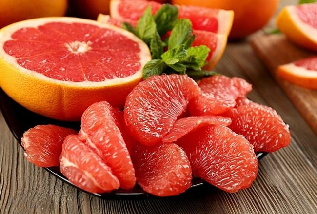 Cam, bưởi: trái cây họ cam giàu chất khoáng và chứa nhiều vitamin C thích hợp để tăng cường miễn dịch cho bệnh nhân sốt xuất huyết. Ngoài ra, nếu ăn cam thay vì vắt lấy nước, bệnh nhân còn nhận được lượng chất xơ dồi dào từ tép cam, giúp giảm hiện tượng khó tiêu và buồn nôn. Đây là loại trái cây không thể thiếu cho bệnh nhân sốt xuất huyết.