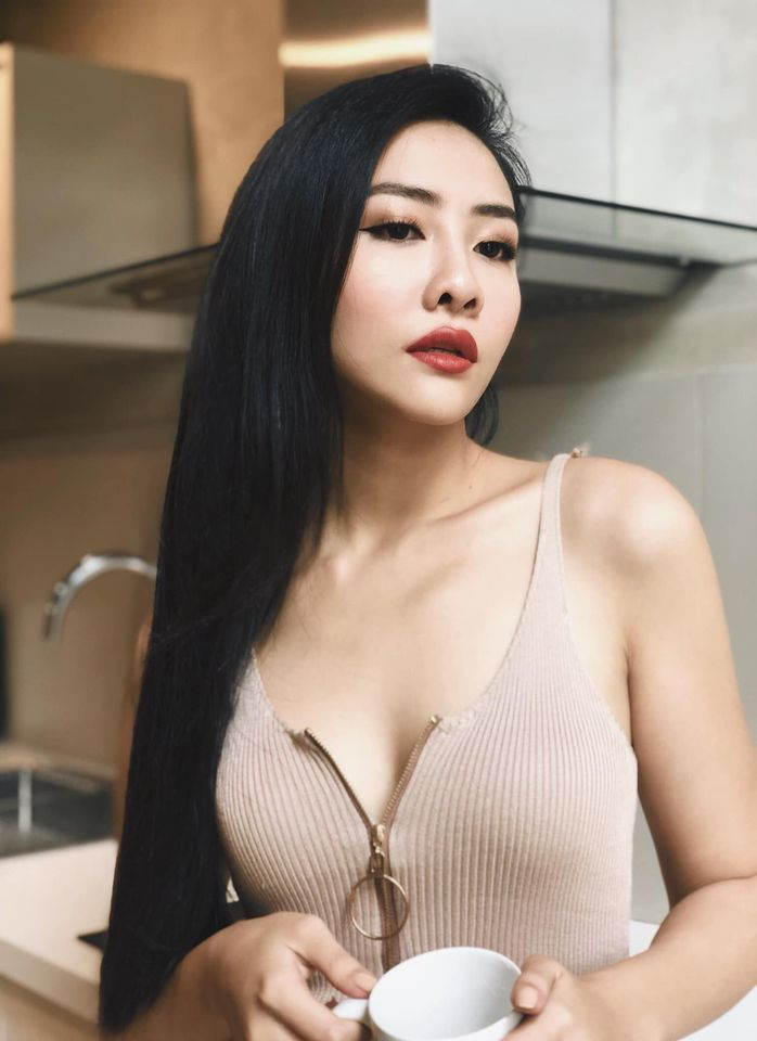 Ánh Ngọc không ngại phô trương hình thể, đặc biệt là vòng một trong những trang phục gợi cảm.