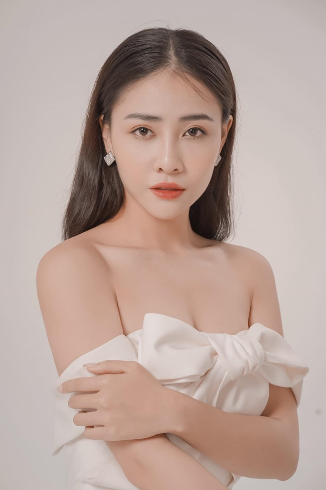 Trên trang cá nhân, người đẹp sinh năm 2001 chủ yếu chia sẻ hình ảnh ăn mặc gợi cảm phô vóc dáng hình thể.