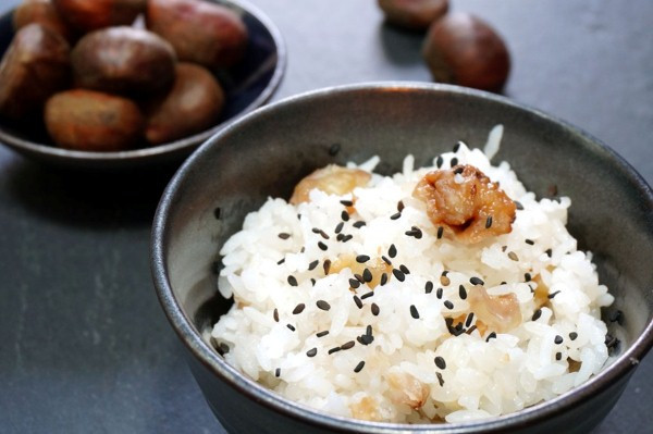 Kuri hay hạt dẻ Nhật Bản là một loại hạt có hương vị mùa thu đặc trưng và phổ biến. Chúng được rang như một món ăn nhẹ (yaki-kuri) hoặc nấu cùng với cơm (Kurigohan). Hạt dẻ cũng được sử dụng trong một số đồ ngọt truyền thống của Nhật Bản như kuri kinton - một loại kẹo được chế biến với thành phần là hạt dẻ được hấp, nghiền và trộn lẫn với đường.