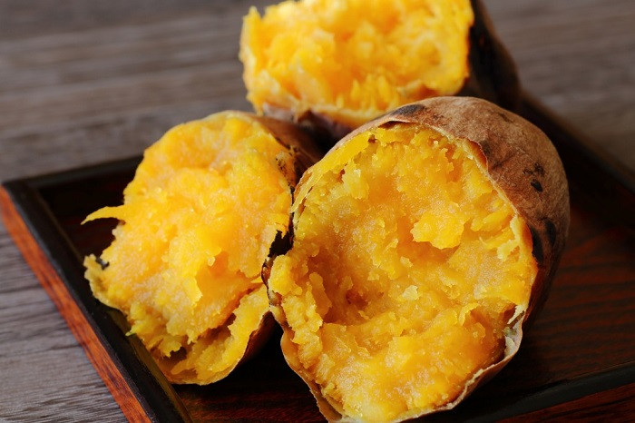Khoai lang nướng: Hương thơm lan tỏa từng ngóc ngách của những củ khoai lang nướng nhắc nhở người Nhật rằng mùa thu đã đến. Vào thời điểm này, khoai có độ dẻo, vị ngọt và thơm rất hấp dẫn. Thêm vào đó khi nướng trên ngọn lửa than, lớp vỏ cháy xém mang đến chút bùi bùi đầy kích thích.