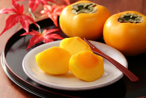 Hồng là loại trái cây đại diện cho ẩm thực mùa thu của Nhật Bản. Bạn có thể thưởng thức những quả tươi mọng nước hay loại hồng khô có thể bảo quản dần. Nhưng được ưa chuộng nhất là khi ăn sống, phần thịt thơm lừng, mềm dẻo sẽ mang đến một hương vị đặc trưng rất riêng khiến bạn cảm nhận mùa thu đan lan tỏa trong từng giác quan.