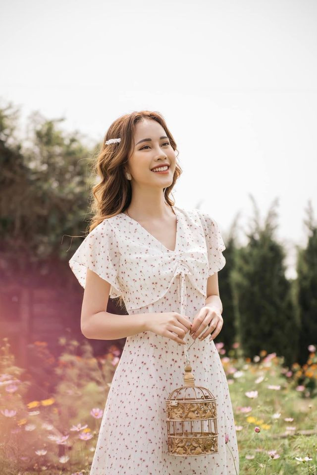 Phong cách thời trang nền nã của nữ MC khiến nhiều người yêu mến.