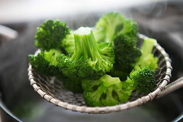 Bông cải xanh và các loại rau họ cải như bông cải trắng, cải bắp, cải xoăn…rất hiệu quả trong việc chống lại ung thư nhờ khả năng làm sạch các chất gây ung thư trong cơ thể. Vậy nên bạn hãy ăn các loại rau họ cải này hàng ngày.