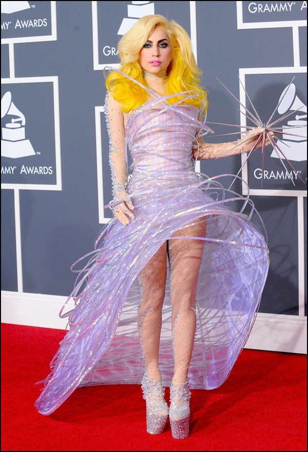 Lady Gaga chơi trội với kiểu tóc kiểu tóc búp bê Barbie vàng rực rỡ. Ảnh: Internet. Mời độc giả theo dõi video "Cách làm đẹp Avatar Facebook bằng video". Nguồn: VTC.