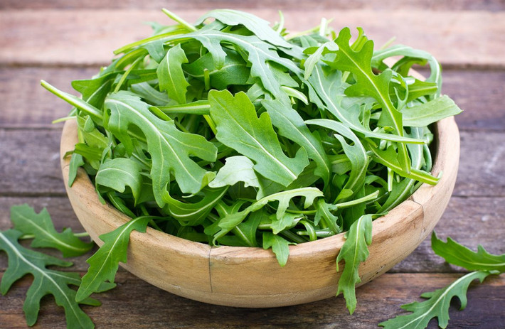 Xà lách rocket hay còn gọi là rau arugula không chỉ giàu chất xơ mà còn là một nguồn tốt để cung cấp sắt. Bên cạnh việc không chứa nhiều calo, xà lách rocket cũng cung cấp cho bạn nhiều vitamin A, vitamin K và acid béo omega-3.