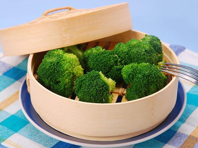 Súp lơ xanh rất giàu sắt và các chất dinh dưỡng quan trọng khác như vitamin K và magiê, nó cũng chứa nhiều vitamin C, giúp kích thích sự hấp thụ sắt trong cơ thể.