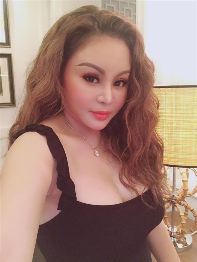 Lê Giang không vì tuổi tác mà giấu đi lợi thế hình thể của mình. Chị thoải mái diện đầm bó sát, váy 2 dây để khoe tối đa nét đẹp đầy đặn, tràn trề sức sống.