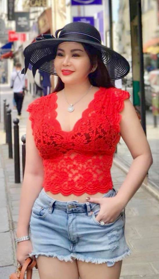 Lê Giang luôn tự tin với các trang phục ôm dáng sau khi đụng "dao kéo" làm đẹp nhiều bộ phận cơ thể. Ảnh: FBNV.