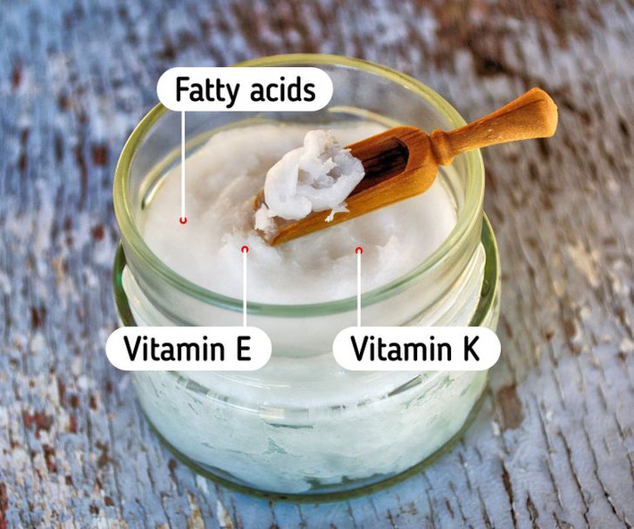 Dầu dừa chứa nhiều vitamin, kích thích sự phát triển của tóc. Axit béo trong dầu dừa giúp dưỡng ẩm và bảo vệ tóc khỏi tác hại từ môi trường. Dầu dừa còn là nguyên liệu ngăn ngừa rụng tóc và trị gàu hiệu quả. Thoa dầu dừa lên tóc khô, dùng khăn ủ lại trong 20 - 30 phút rồi gội lại bằng nước mát.