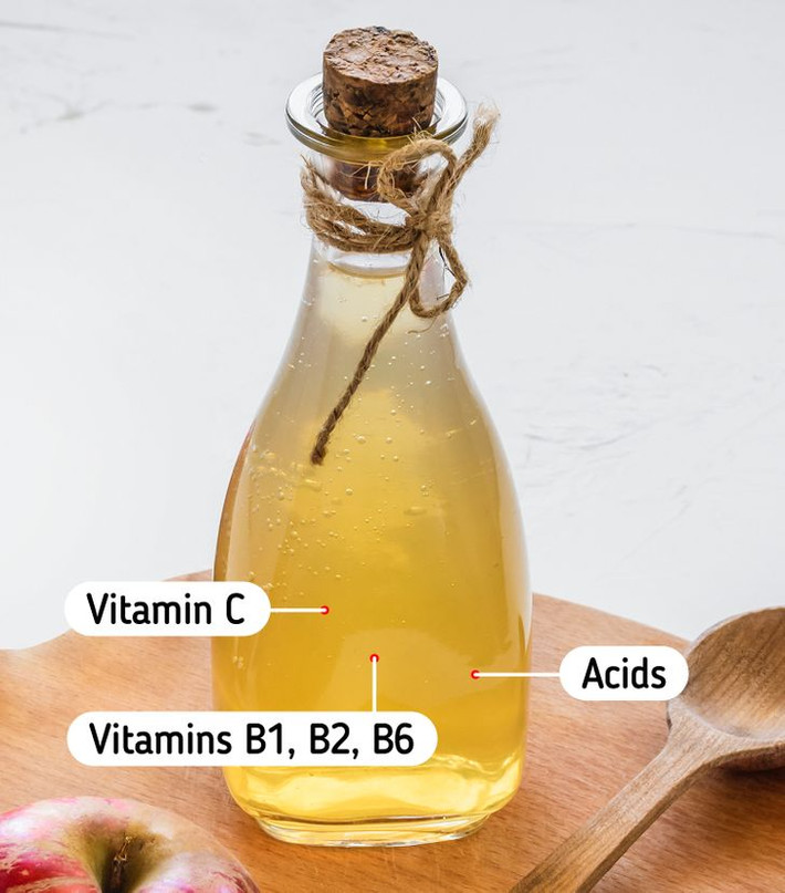 Giấm táo cung cấp các khoáng chất và vitamin cần thiết dưỡng tóc bóng khỏe và chắc mượt. Tính axit của giấm táo giúp điều chỉnh độ cân bằng pH và làm chậm sự phát triển của nấm men, nguyên nhân gây rụng tóc. Trộn một thìa canh giấm táo với một cốc nước, lắc đều rồi cho vào bình xịt và sử dụng.
