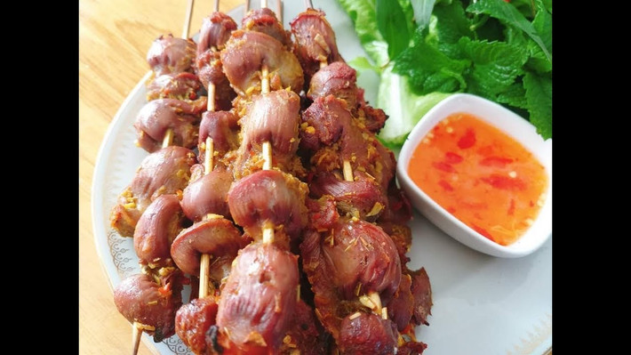 Mở lò nướng 230 -240 độ trước 10 phút, sau đó cho khay mề gà vào nướng mỗi bên 15 phút là mề chín và vàng mặt. Xếp xà lách rau thơm ra dĩa, cùng dưa leo, cà chua. Sau đó cho xiên mề vàng thơm lên rau. Khi ăn bạn cuốn mề gà với rau xà lách, tía tô cùng với dưa leo, cà chua....Chấm mề gà nướng sả ớt với nước mắm chua ngọt, tương ớt hoạc ăn chung với cơm. Ảnh: Internet. Mời độc giả xem video "Chế biến món ngon từ nấm đông cô". Nguồn: VTC.
