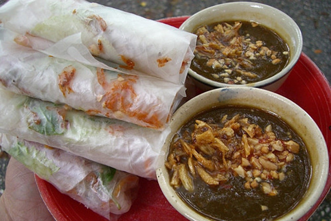 Bò bía: Khác với bò bía miền Bắc, bò bía miền Nam được cuộn với hỗn hợp củ sắn, tép khô, xà lách, rau thơm, trứng và lạp xưởng trong bánh tráng mỏng. Bò bía Sài Gòn được chấm với nước tương hột chưng lên. Nếu lần đầu bạn ăn bò bía Sài Gòn thì sẽ thấy hơi lạ nhưng đã ăn rồi thì khó quên được hương vị lắm đấy.