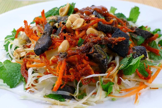 Gỏi khô bò: Cách làm gỏi khô bò Sài Gòn khá đơn giản và nhanh. Đi ăn gỏi khô bò bạn chẳng cần đợi lâu, vừa gọi là đã có ngay một đĩa gỏi khô bò ngon bê ra. Để món ăn vặt Sài Gòn gỏi khô bò ngon đúng điệu là phải ăn với đu đủ bào sợi, thêm chút rau răm thái nhỏ đê tăng mùi vị và đậu phộng.