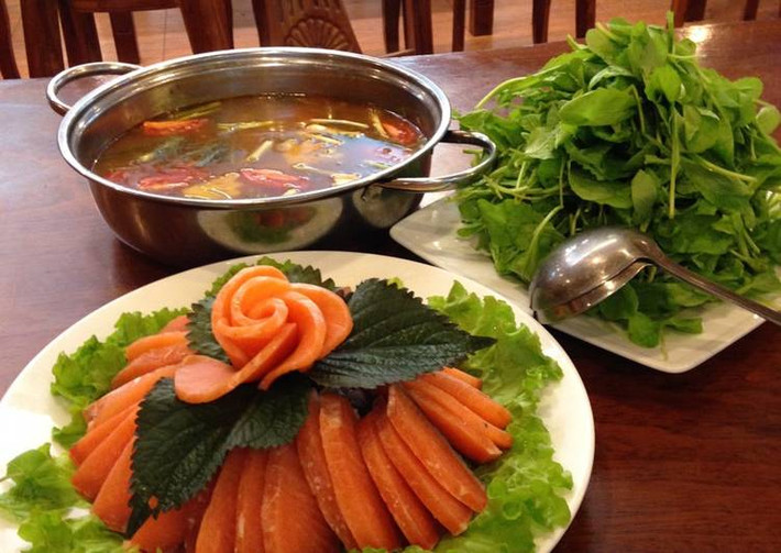 Giữa những ngày mùa đông giá rét, ngồi thưởng thức một nồi lẩu nóng hổi cùng với rau, nấm tươi và đĩa cá tầm, cá hồi tươi rói thì còn gì tuyệt vời bằng.