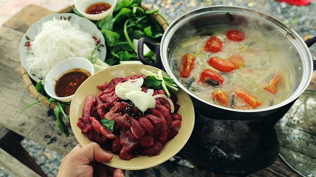 Thịt trâu nhúng dấm: Đây là một món ăn mới vừa quen vừa lạ, hấp dẫn và rất đáng để thử khi du lịch Sapa vào mùa đông. Thịt trâu được thái lát mỏng ướp đủ gia vị, nước dùng được chế biến từ dấm gạo, nước dừa non, đường và một số gia vị khác để tạo độ thơm đặc trưng.
