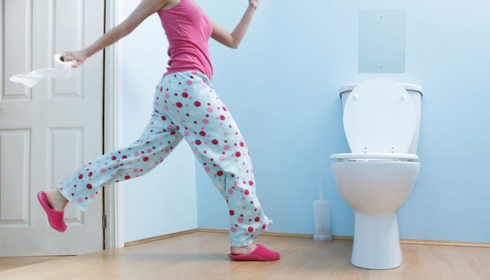 Đi tiểu nhiều: Triệu chứng này thường rất khó nhận biết, do đó, bạn nên chú ý khi thấy có hiện tượng đi tiểu thường xuyên từ 3 - 4 lần trong một giờ đồng hồ. Điều này cho thấy khối u ở buồng trứng đang lớn dần, từ đó gây ảnh hưởng trực tiếp tới bàng quang trong cơ thể.