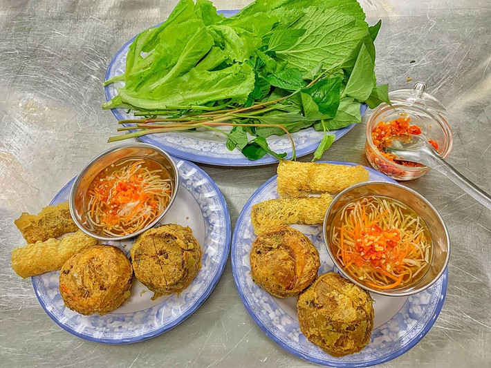 Bánh cống có nguồn gốc xuất phát từ người Khmer được chế biến và nguyên liệu như bánh khọt nhưng dày và lớp nhân phóng khoáng hơn. Vị béo của bột mì cùng đậu xanh hòa quyện đồng đều trong vị ngọt từ tép. Vỏ bánh giòn rụm, khi ăn không có cảm giác ngán. Bánh cóng có cách ăn tương tự bánh xèo, cuốn cùng các loại rau và chấm nước mắm tỏi ớt.