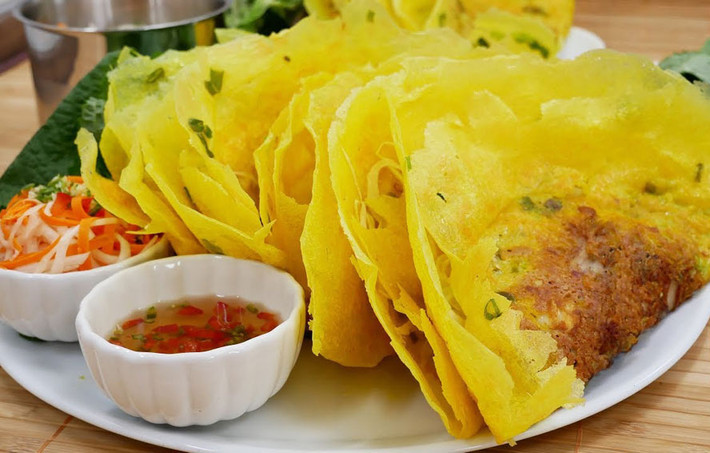 Bánh xèo: Đến Cần Thơ, có thể bạn sẽ thấy rất lạ khi người ta không gọi là làm bánh xèo mà gọi là “đổ” bánh xèo. Nguyên nhân là do khi chế biến món ăn này, bột pha sẵn đổ vào chiếc chảo gang đang nóng già sẽ phát ra tiếng xèo xèo. Sau đó, người đầu bếp cho thêm phần nhân gồm tôm, thịt, giá sống, củ sắn sống, thậm chí có nơi còn cho củ hủ dừa, thịt vịt xiêm sắt sợi vào cho ngon và tạo hương vị khác lạ.