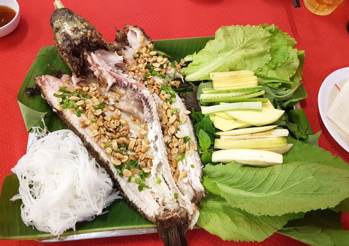 Cá lóc nướng trui là một món ngon đã đi sâu vào trong tiềm thức ẩm thực của vùng sông nước Miền Tây. Đặc điểm của món cá lóc nướng trui là không cần đánh vẩy hay tẩm ướp gia vị. Cá lóc nước trui được ăn kèm với bánh tráng, bún, rau sống cùng nước mắm ngon.