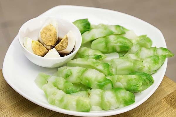 Rau mầm đá luộc có thể chấm cùng nước mắm tỏi ớt, nước mắm dầm trứng gà luộc, hay chấm với muối vừng lạc cũng rất ngon. Rau mầm đá thái vát rồi xào với thịt bò, thịt trâu, thịt lợn đều được.