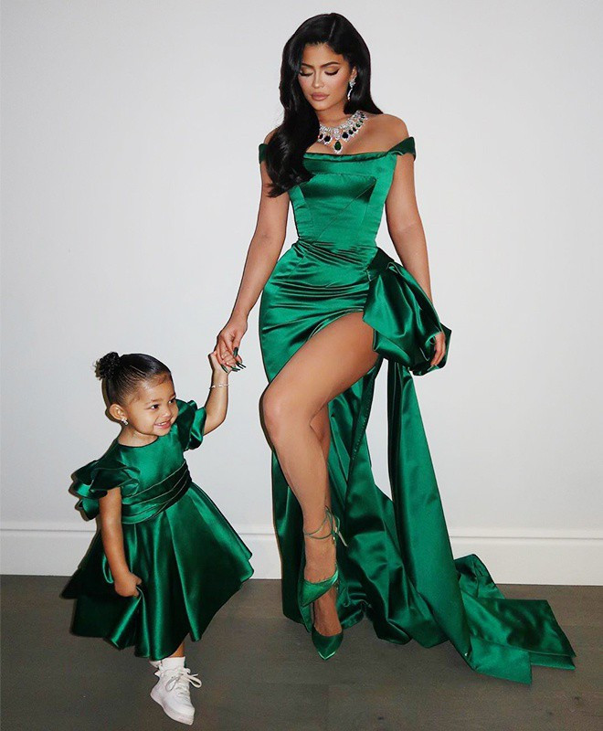 Kylie Jenner cùng con gái Stormi diện đầm dạ hội màu ngọc lục bảo sang trọng đến từ nhà mốt Ralph & Russo.
