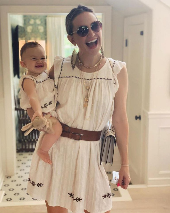 Nữ diễn viên người Mỹ Kate Hudson và con gái mặc váy thêu trắng giống nhau. Ảnh: Internet.