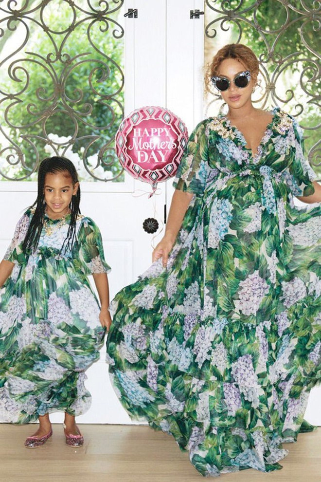 Trong ngày lễ của mẹ, Beyonce và con gái 6 tuổi đã cùng chọn đầm hoa xanh rực rỡ của Dolce & Gabbana với thiết kế xòe rộng đáng yêu và duyên dáng.