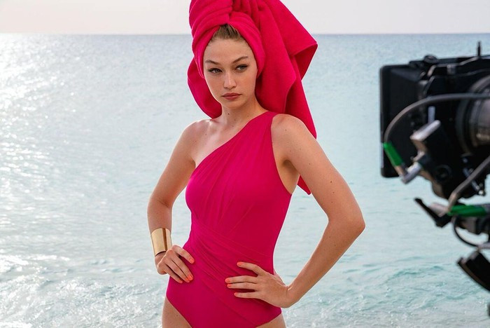Bên cạnh boxing thì huấn luyện viên Rob Piéla cũng cho Gigi Hadid thực hiện những bài tập sử dụng trọng lượng cơ thể (bodyweight training), bài tập cardio - nhảy dây, và kết hợp boxing theo tỷ lệ 3:1. Cứ 3 phút trên sàn boxing sẽ tương đương với một phút tập tăng cường vùng cơ xương chậu. Nhờ đó, Gigi đã giữ được vòng eo phẳng lì cho dù có ngồi ở bất kỳ tư thế nào.