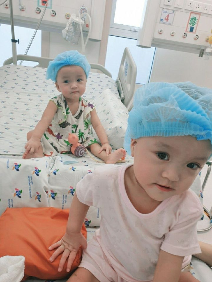 Theo dự kiến, hai bé sẽ còn phải vượt qua nhiều cuộc phẫu thuật tạo hình để chỉnh sửa những khiếm khuyết của tạo hóa. Bên cạnh đó, quá trình vật lý trị liệu phục hồi chức năng cũng còn kéo dài.