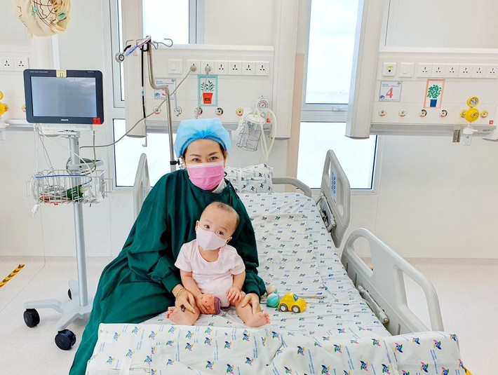Sau gần 12 giờ, ca mổ thành công, song Nhi được chuyển về phòng chăm sóc đặc biệt của khoa Hồi sức Ngoại. Hai bé được các y bác sĩ theo dõi suốt 24 giờ cho tới nay.