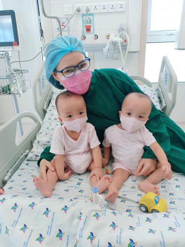 Trước đó, ngày 7/6/2019, tại Bệnh viện Hùng Vương (TP.HCM), Trúc Nhi - Diệu Nhi sinh ra với vùng bụng chậu dính chặt nhau. Mọi sinh hoạt đơn giản nhất như tắm rửa, mặc quần áo, ăn uống... của hai bé cũng rất khó khăn.