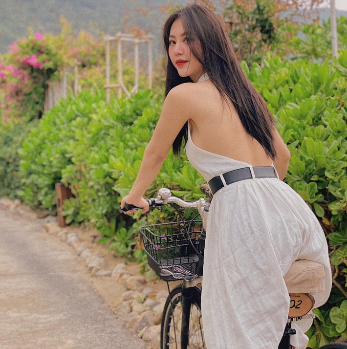 Vũ Ngọc Châm, sinh năm 1992, trước khi trở thành quán quân của cuộc thi The look 2017 thì cô từng là một nữ tiếp viên hàng không của một hãng hàng không Hàn Quốc. Cô gây ấn tượng nhờ gương mặt xinh đẹp, chiều cao nổi bật và gu thời trang nóng bỏng.