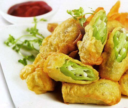 Pha mắm chua ngọt gồm: Mắm + đường + giấm + tỏi + ớt, hòa tan vào nhau. Bắc chảo lên bếp, đổ hỗn hợp mắm chua ngọt vào đến khi hỗn hợp sền sệt thì thả đậu bắp vào đảo với lửa nhỏ. Khi thấy đậu bắp quyện đều gia vị thì tắt bếp, cho ra đĩa. Ảnh: Internet. Mời độc giả theo dõi video "Chế biến món ngon từ nấm đông cô". Nguồn: VTC.