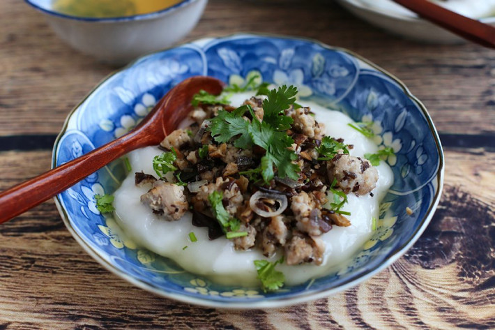 Quán bánh đúc trên đường Lê Ngọc Hân, Hàng Bè, khu tập thể Trung Tự... là loạt gợi ý bạn có thể tham khảo. Giá của món ăn xế chiều này dao động 10.000-20.000 đồng.