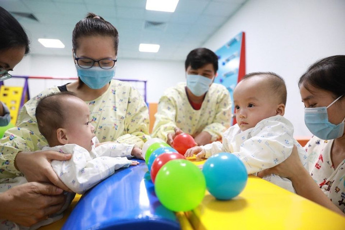 Sau gần 2 tháng phẫu thuật tách dính, đến nay, hai bé song Nhi đã hồi phục, rất lanh lẹ, hiếu động, thích nghe nhạc, nói chuyện và nghịch đồ chơi.