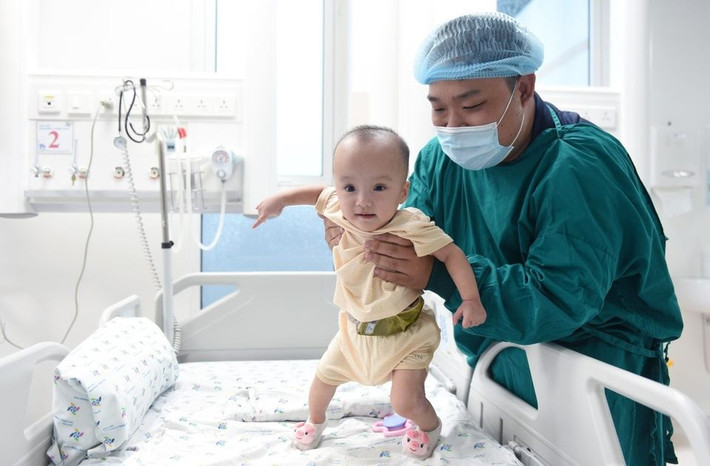 Không chỉ học vận động, Trúc Nhi, Diệu Nhi còn được tập phát triển ngôn ngữ tại khoa Vật Lý Trị Liệu - Phục Hồi Chức Năng.
