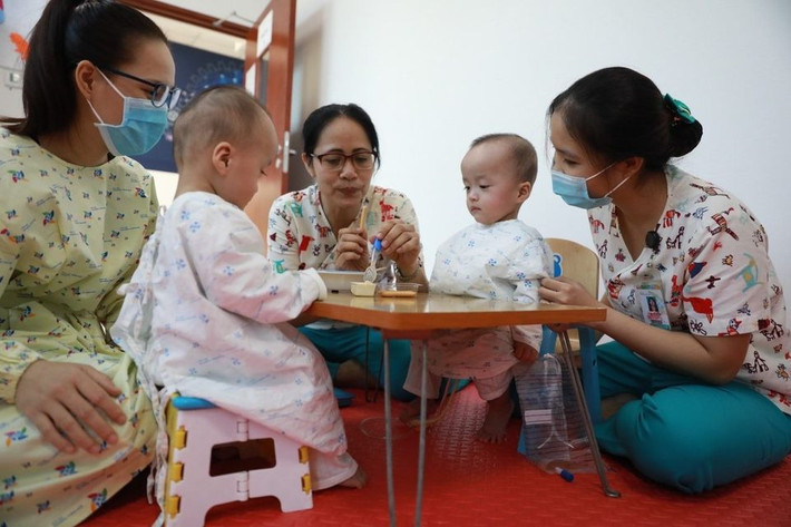 Mỗi ngày, các y bác sĩ sẽ dành khoảng 1 giờ để tập các kỹ năng cho hai bé.