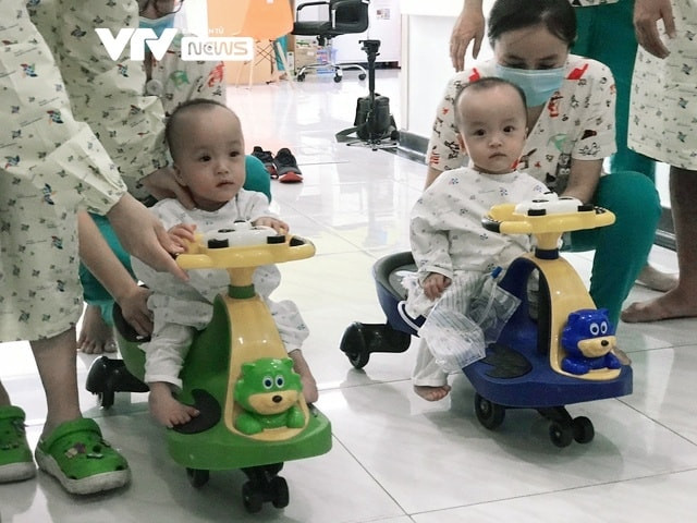 Bác sĩ dinh dưỡng tập cho các bé ăn cháo thịt nấu nhuyễn hơn nửa tháng qua. Bữa cháo phụ buổi trưa, chiều diễn ra suôn sẻ.