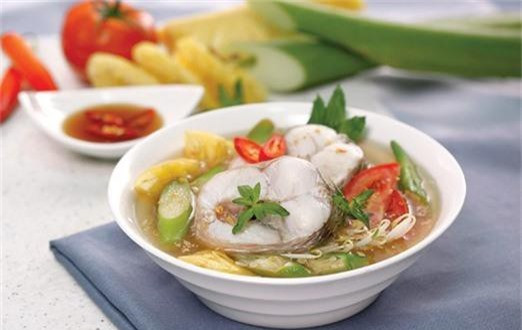 Song, món ăn du khách thường được chiêu đãi khi đến đây vào mùa nước nổi là cá lăng kho thơm, hay cá lăng nấu canh chua. Với hai món ăn này, cá lăng được chiên chín với gia vị rồi mới cho dứa vào.
