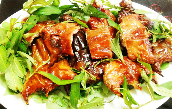 Chuột để nướng lu phải là những chú chuột đã ăn no lúa chín, béo múp, được làm sạch ruột, cắt móng, rồi tẩm ướp gia vị, sau đó móc từng con vào lu. Vừa quay vừa trở tay, thêm mỡ, thêm nước gia vị, khoảng một tiếng sau thì chuột chín vàng. Thịt thơm, mềm và da rất giòn, ngon.