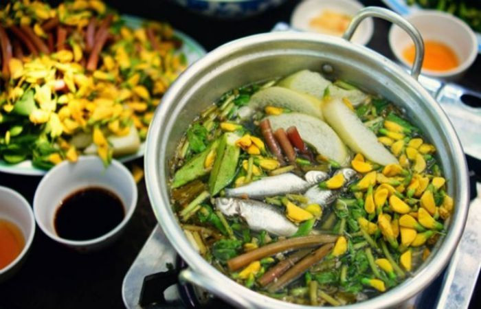 Vị ngọt từ cá linh, chua chua, thơm giòn của bông điên điển chấm với nước mắm mặn pha ớt... tạo nên một món ăn tuyệt tác miền sông nước mà không đâu có được. Tuy nhiên, không phải lúc nào đến miền Tây bạn cũng có thể ăn được món ăn này bởi bông điên điển chỉ có theo mùa, cá linh cuối mùa có nhiều xương hơn, nấu canh, nấu lẩu không còn ngon như trước. Do đó, hãy tranh thủ đến miền Tây mùa nước nổi nhé.