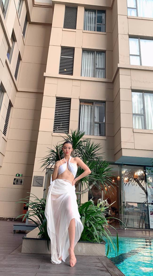 Vài năm trở lại đây, Julia Hồ trở thành tâm điểm của công chúng khi tái xuất showbiz Việt, cùng những hình ảnh nóng bỏng, và cuộc sống giàu có của mình. Dù đã là bà mẹ một con nhưng Julia Hồ vẫn giữ vững phong độ nhan sắc và sở hữu gu thời trang nóng bỏng.