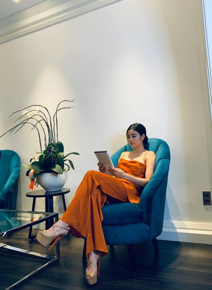 Với niềm đam mê áo quần, Julia Hồ đã mở một thương hiệu thời trang riêng và nhận được sự ủng hộ lớn từ những tín đồ thời trang.