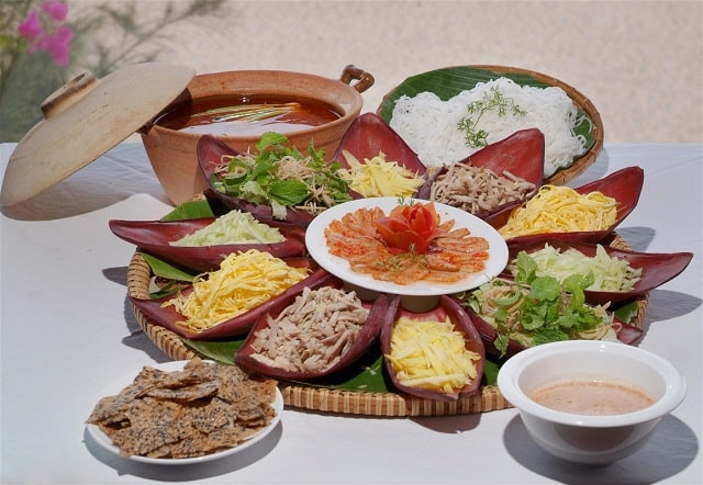 Khi ăn, nhúng cá vào nồi lẩu cho cá chín và thấm nước sốt, cho thịt, trứng, rau sống, bánh tráng mỗi thứ một ít vào chén rồi rưới nước chấm vào, trộn đều và thưởng thức.