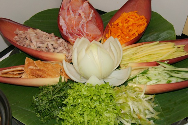 Nguyên liệu chính làm của lẩu thả Phan Thiết là cá tươi. Người dân Phan Thiết thường sử dụng cá mai, cá suốt hoặc cá đục để ăn lẩu và nấu nước lẩu. Cá được coi là linh hồn của món này.