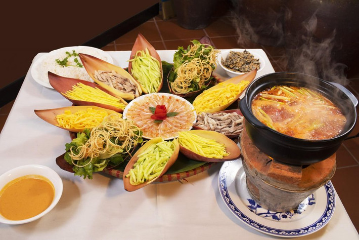 Nếu có dịp đến với thành phố biển Phan Thiết xinh đẹp thì du khách đừng quên tìm hiểu và thưởng thức những món ăn đặc sản nơi đây. Một trong những món đặc sản được nhiều du khách yêu thích, đó là món lẩu thả.