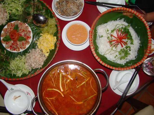 Nhụy hoa được điểm xuyết ở giữa là đĩa cá mai. Tất cả tạo thành hình “bông hoa lẩu thả” nhiều màu rất bắt mắt và hấp dẫn.